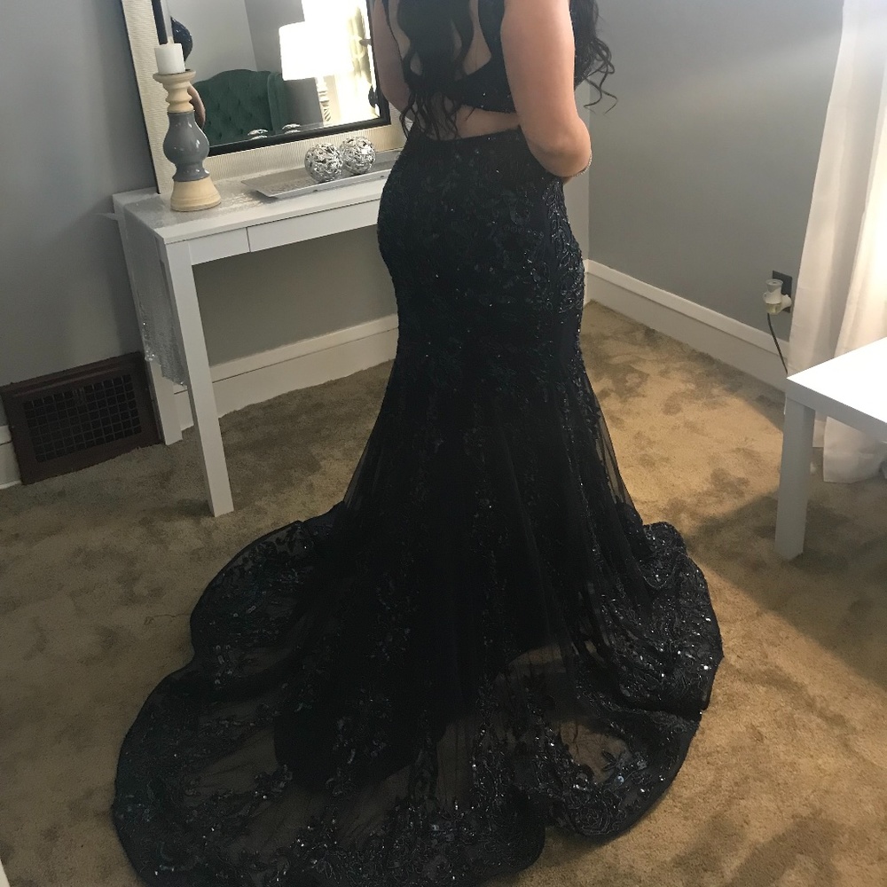 SELLING MY PROM DRESS